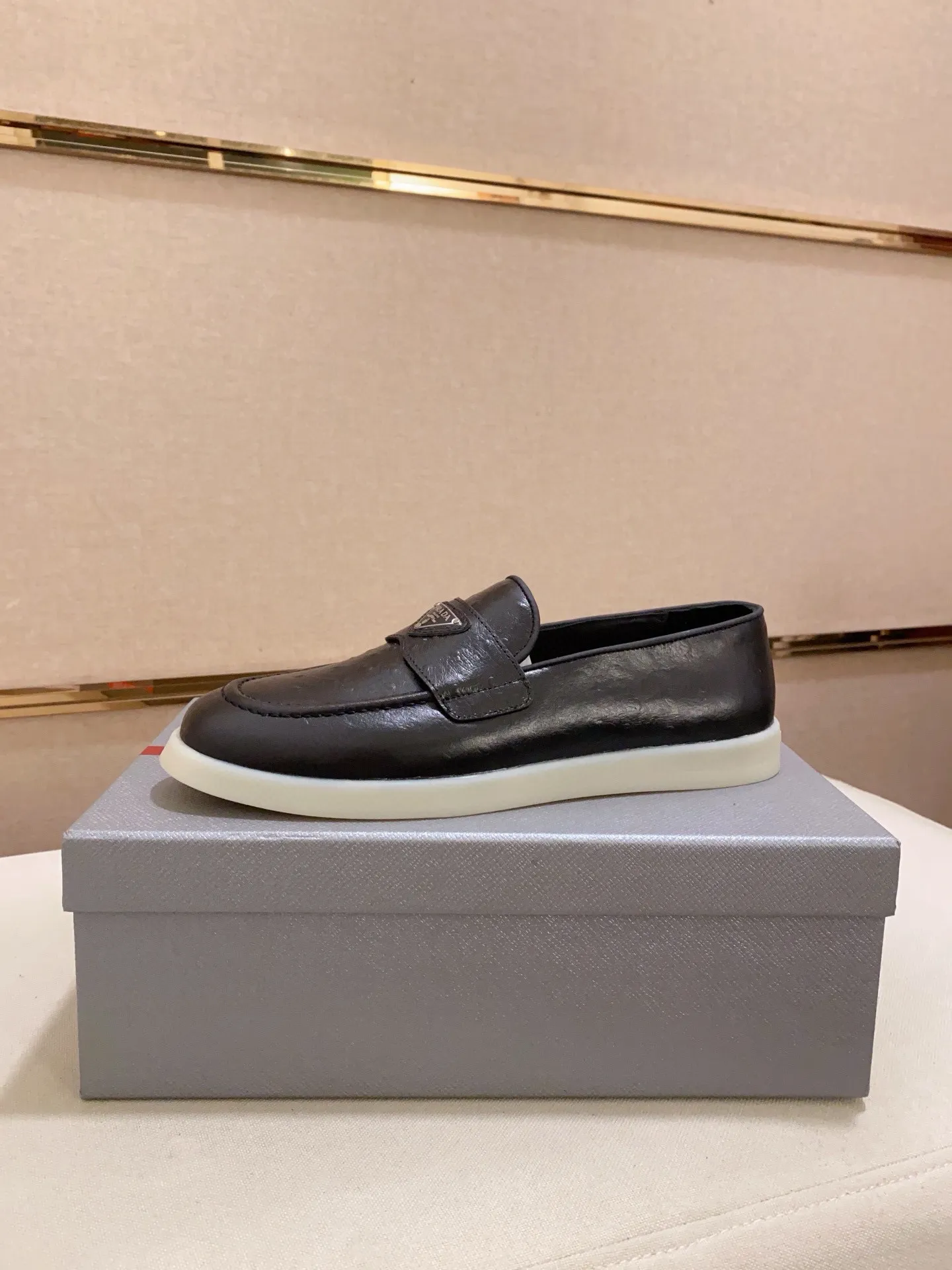 Men's shoes 💰 580💰 ✔️✔️✔️High-quality new PRADA counters are launched at the same time. The new men's shoes and 😘fabrics are selected from high-silk bald cowhide and are made by pure handicrafts. Lining: Full cowhide lining. 👍🏿 High-end ☄️ air-cushion molded anti-slip rubber outsole, exquisite lines, simple and elegant, comfortable and high-end for leisure travel. Code number: 38 to 44 (45 can be customized)
